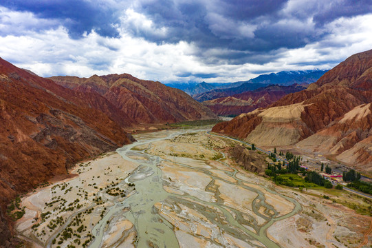航拍新疆克州奥依塔克红山大峡谷
