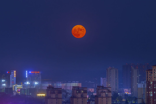 月亮从城市升起