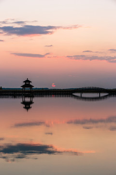 水面夕阳凉亭木桥