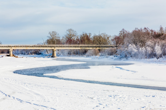 冬季河流桥梁