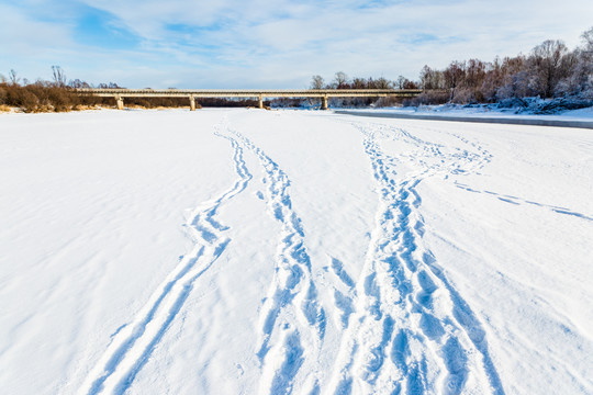 冬季雪地老式水泥桥梁