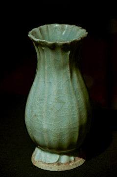 景德镇青白釉花口瓷瓶