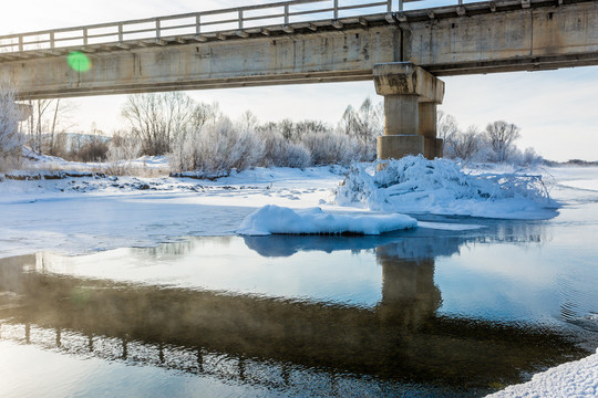 冬季河流桥梁