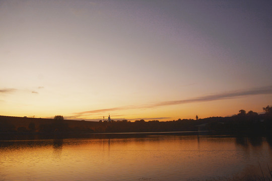 夕阳湖泊美景
