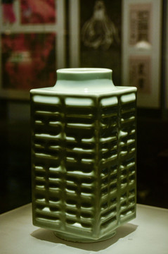 成都博物馆粉青釉八卦纹瓷琮式瓶