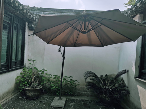 院子里的遮阳伞