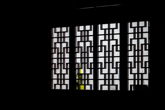 夜晚明亮的中国古典式窗口