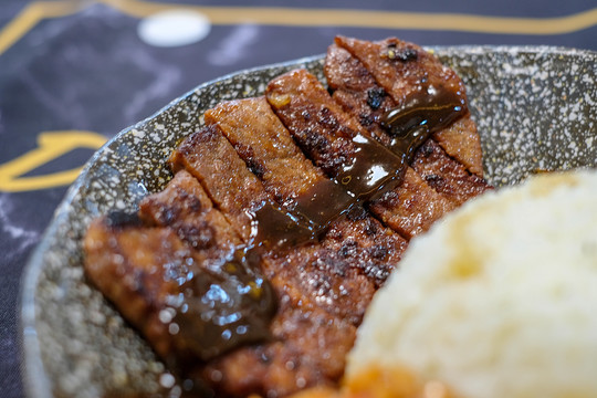 黑椒牛排饭