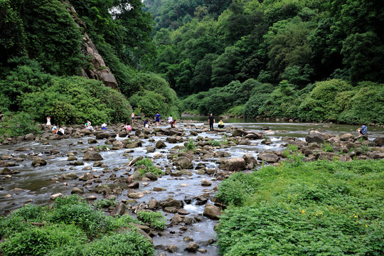 高山河流