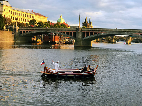 捷克查理大桥和船