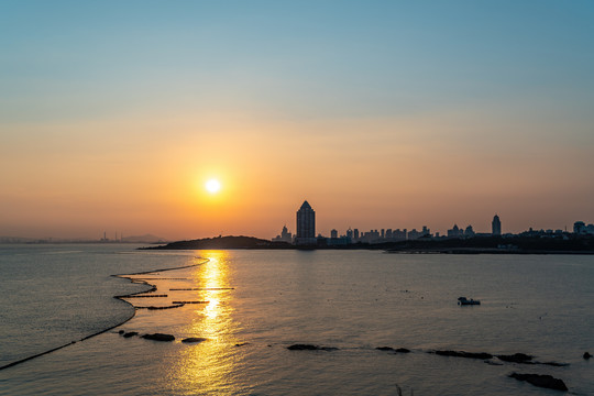 黄昏日落下的青岛海岸线