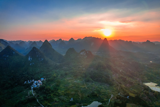 喀斯特地貌群山九万大山夕阳