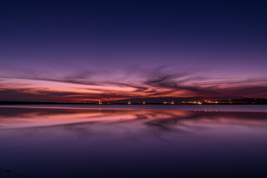 芒崖翡翠湖上的日落夕阳