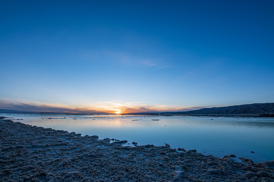 芒崖翡翠湖上的日落夕阳