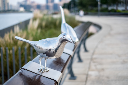 十六铺码头观景平台鸽子雕塑