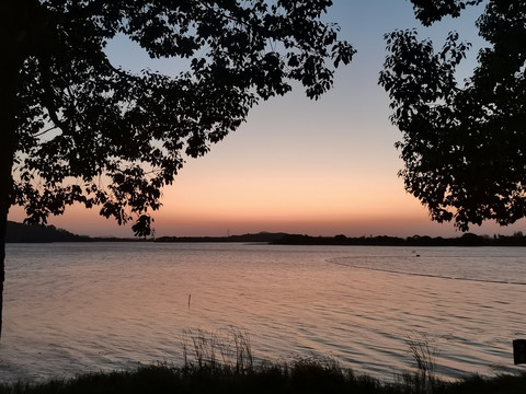 夕阳下的湖面