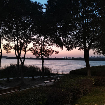 夕阳下的公园湖景