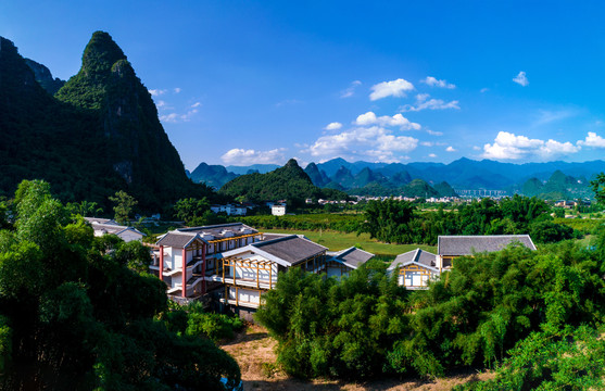 全景航拍桂林山水冠岩风景区