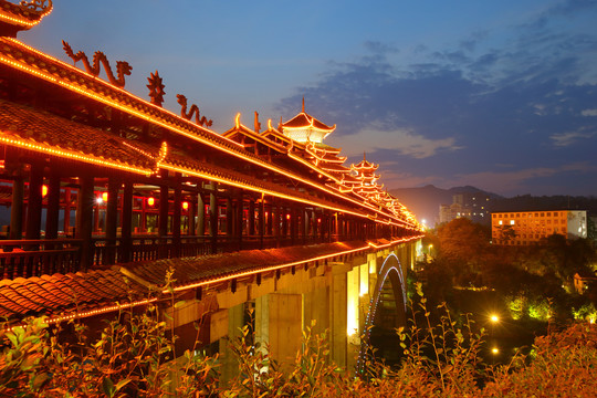 广西三江风雨桥夜景风光