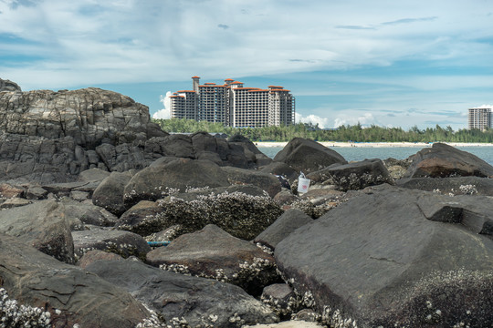 海南文昌海岸上的礁石