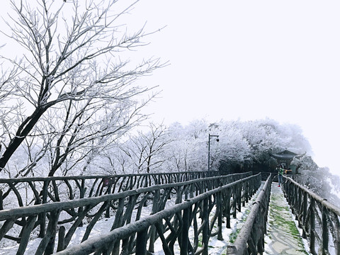 天门山雪景