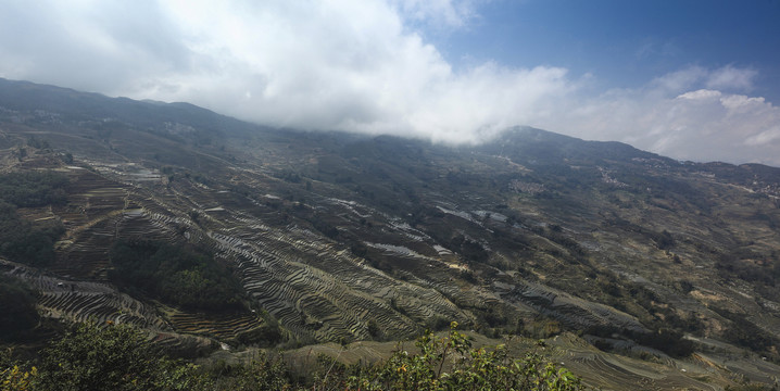 蓝天白云梯田田园风光