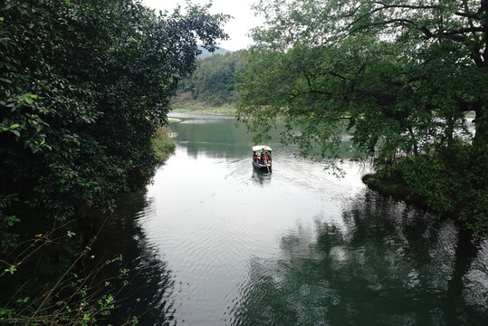 湖面游船