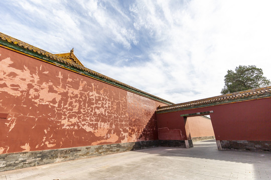 北京故宫斑驳的红墙