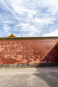 北京故宫斑驳的红墙