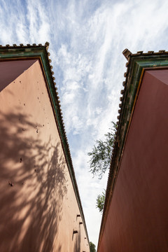 蓝天白云映衬下的北京故宫的红墙