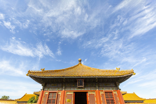 蓝天白云下的北京故宫交泰殿