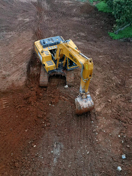 工地工作的挖掘机