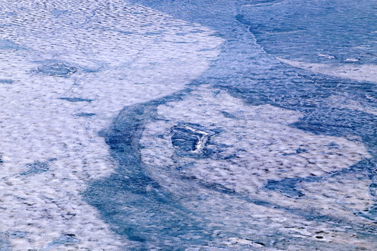 冰冻湖面水波纹