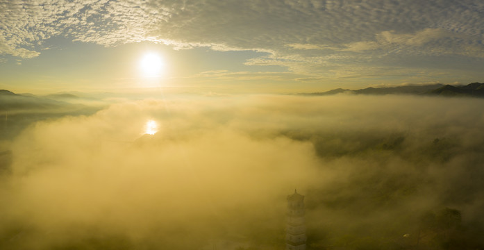 广西梧州云雾缭绕仙境如画
