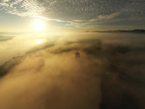 广西梧州云雾缭绕仙境如画