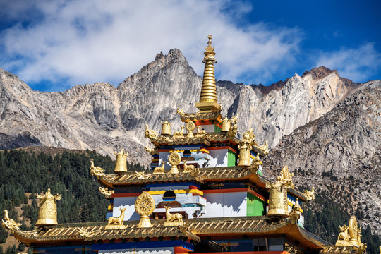 措普沟群山和藏传佛教寺庙