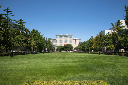 夏季蓝天下清华大学主楼建筑