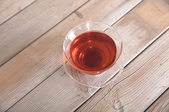 桌子上一杯泡好的红茶饮品