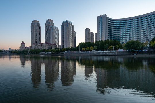 中国天津海河沿岸城市建筑风光