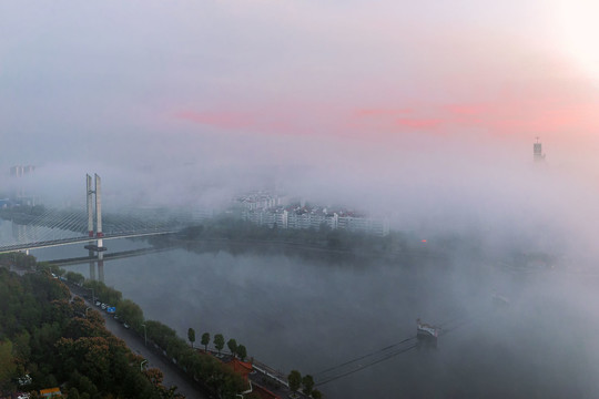 云雾中的城市河流