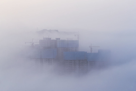云雾中显露出在建建筑群