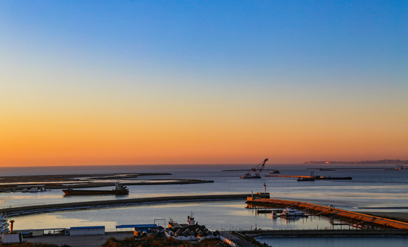 河北北戴河大海边码头工地的日出