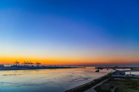 河北北戴河大海边码头工地的日出