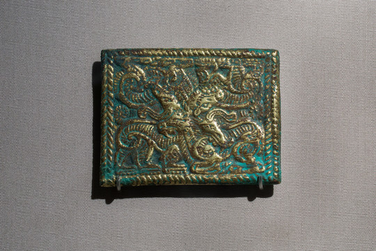 汉代铜鎏金四兽交颈纹牌