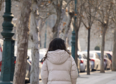 寒冬街头女人的背影