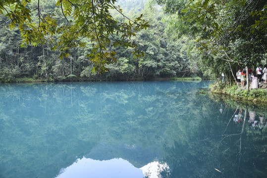 清澈湖水