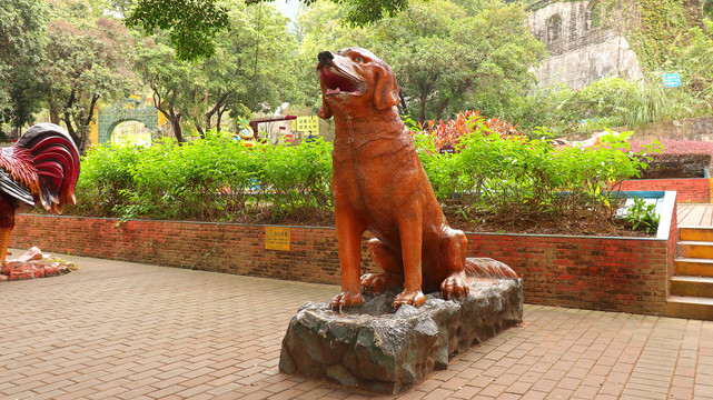 狗雕像深圳求水山公园