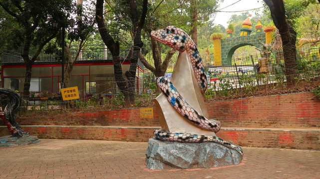 蛇雕像深圳求水山公园