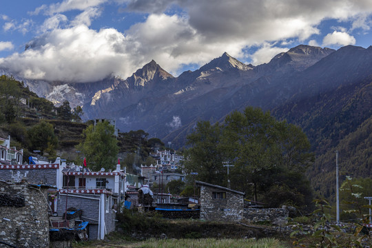 四姑娘山下的村庄风景