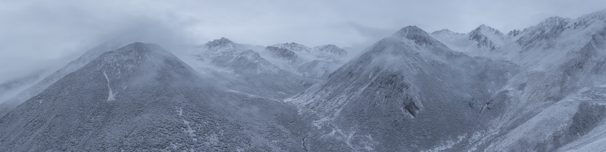 云雾雪山风光水墨画